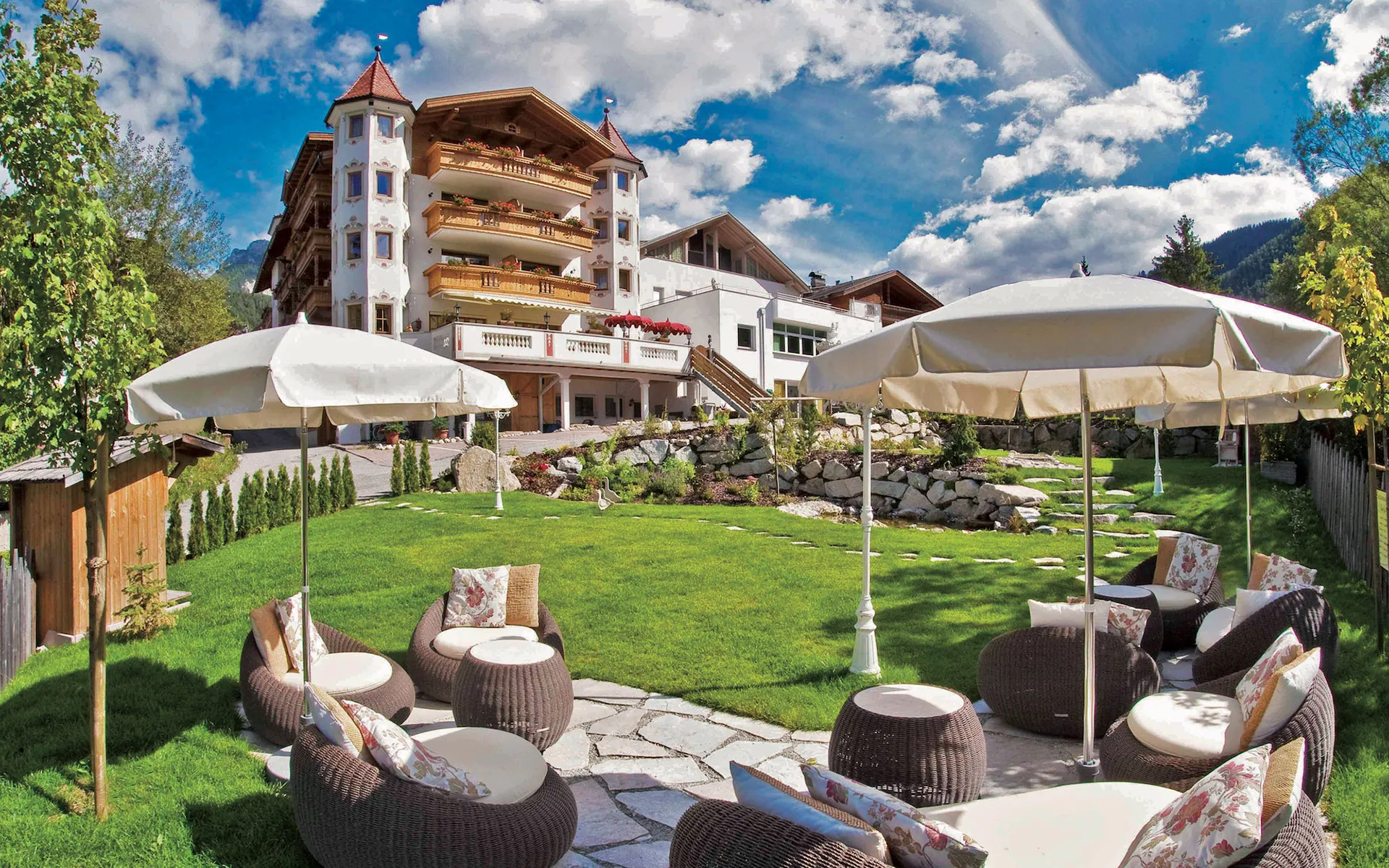 https://cdn.sudtirol.com/6473/conversions/00-sonnenhof-hotel-header.webp