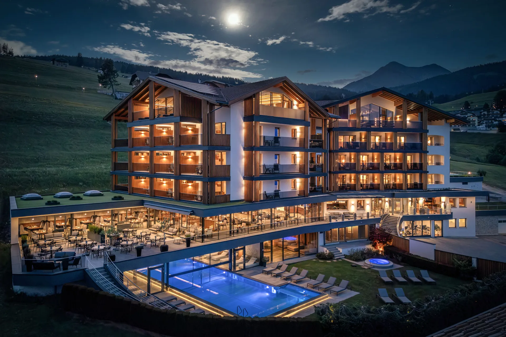 https://cdn.sudtirol.com/6560/conversions/hotel-edelweiss-by-night-01-header.webp