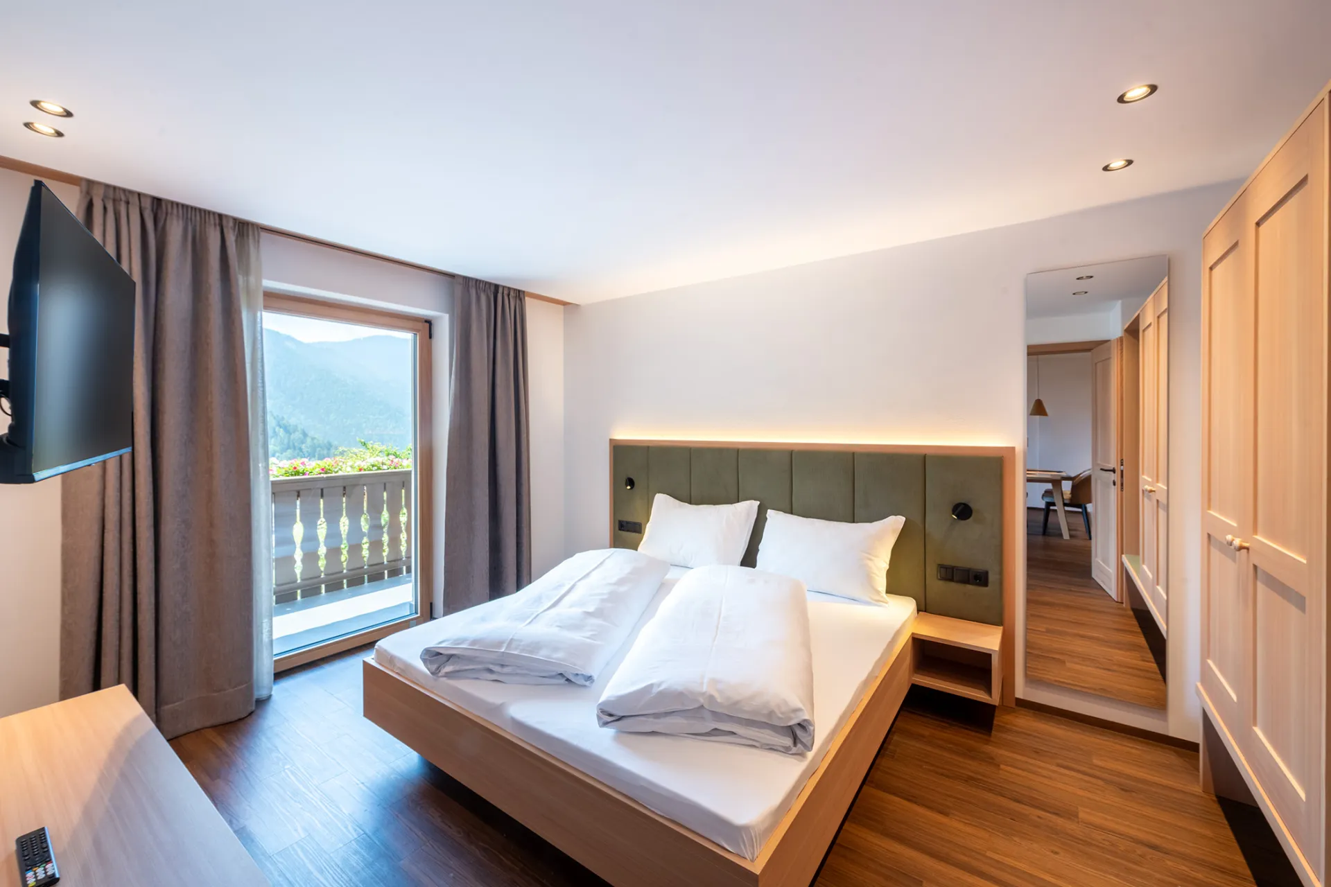 https://cdn.sudtirol.com/6595/conversions/camera-2-6-header.webp